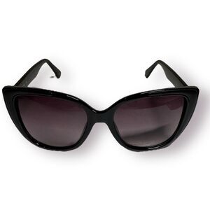 Vince‎ Camuto VC 682 Cat-Eye Sunglasses Gradient Smoke-tinted lenses